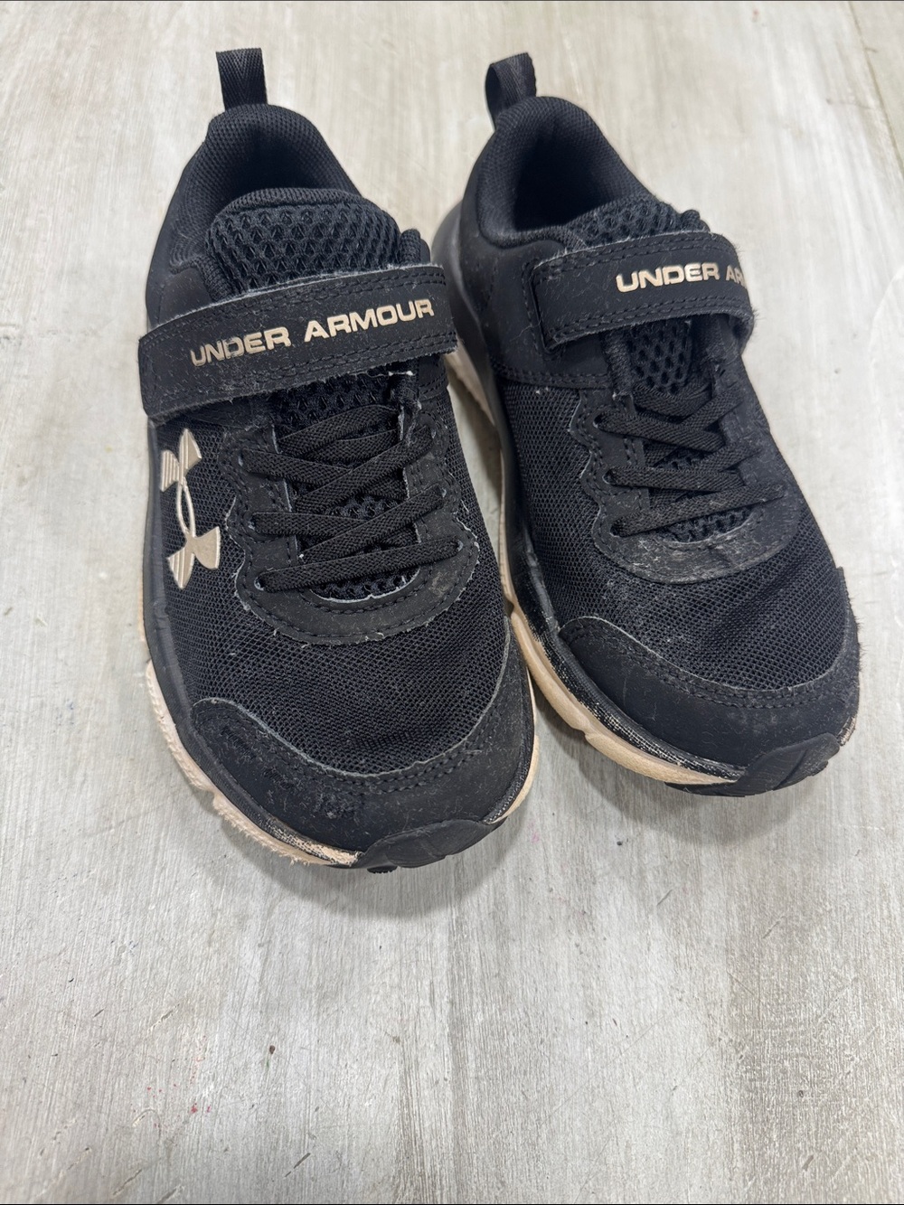 Boys Under Armour Sneakers, Size 1Y - Picture 2 of 8
